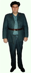 Image d'un gros lard (moi) en uniforme dont le pantalon et la veste ne ferment plus pour cause de manque de tissu, excs de graisse ou les deux (choisissez).
